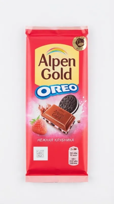 Молочный шоколад Alpen Gold OREO «Нежная клубника» с начинкой со вкусом клубники и кусочками печенья Oreo   